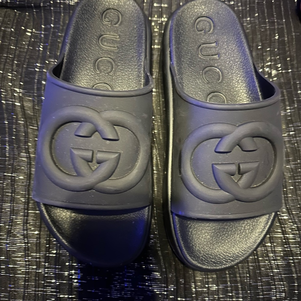 Women’s Gucci slide with interlocking G